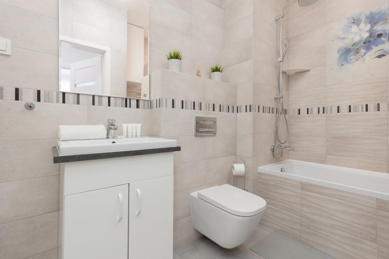 Goclaw & 2 Bedrooms & Parking & Balcony By Renters * Varsavia